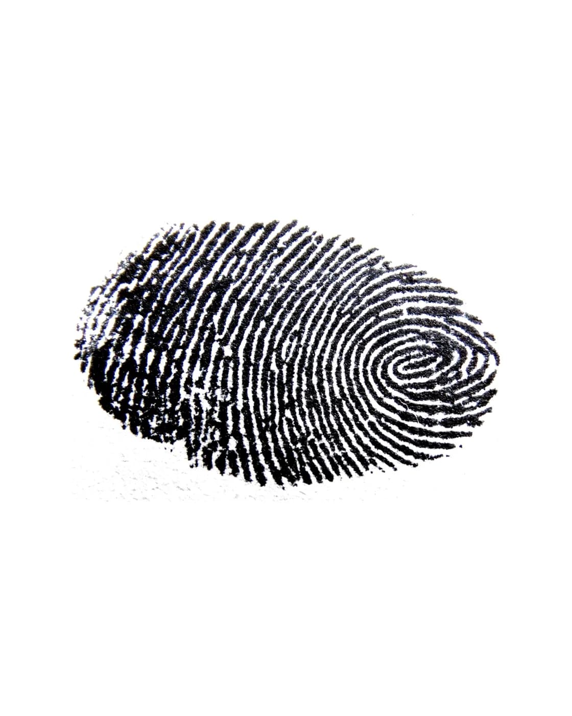 Une empreinte digitale à l'encre noire sur fond blanc